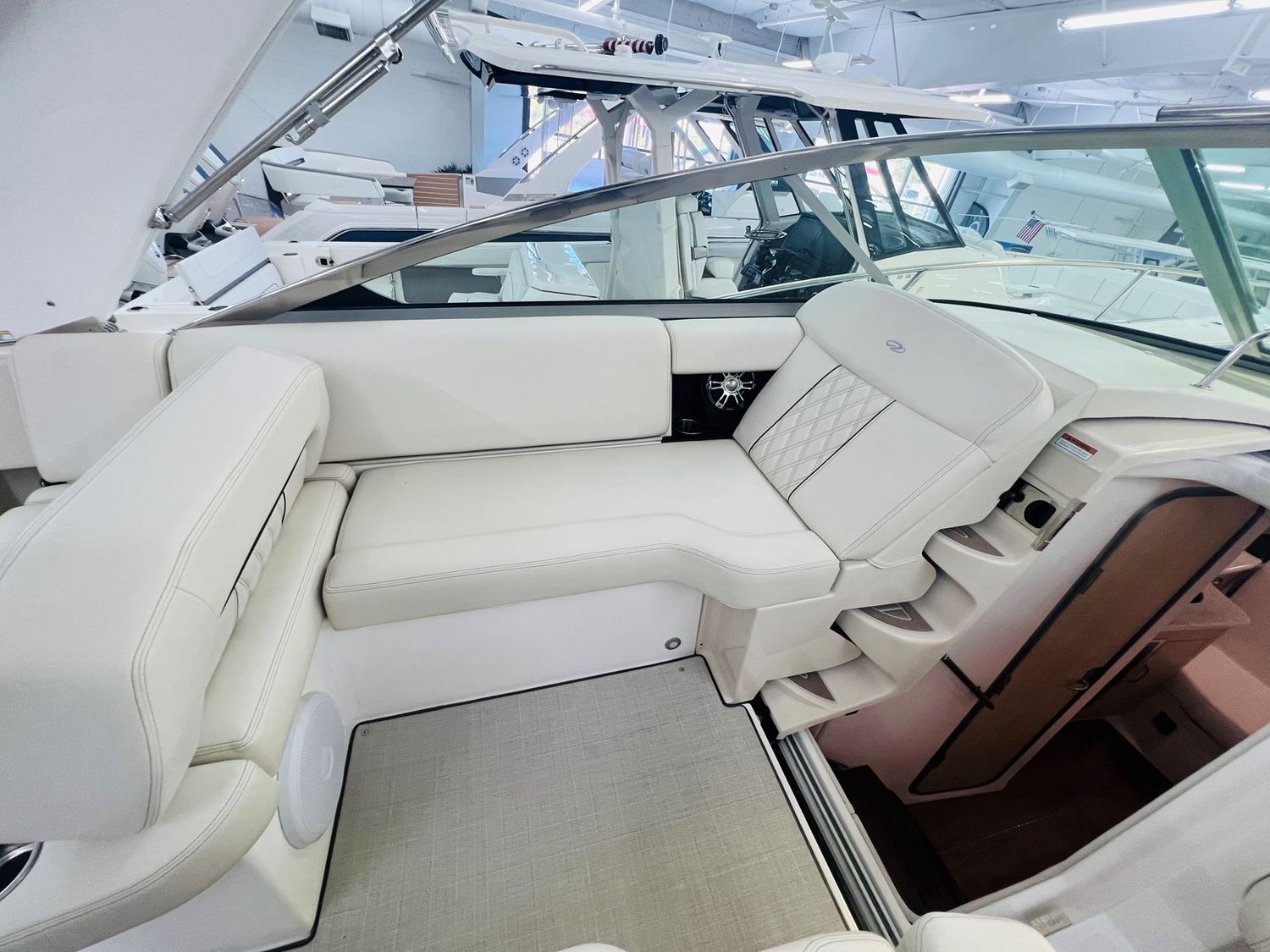 【REGAL】チロリアン☆EAST COAST COLLECTION☆24.5 New 2023 REGAL 33 XO in Peabody, MA | Bosun's Marine